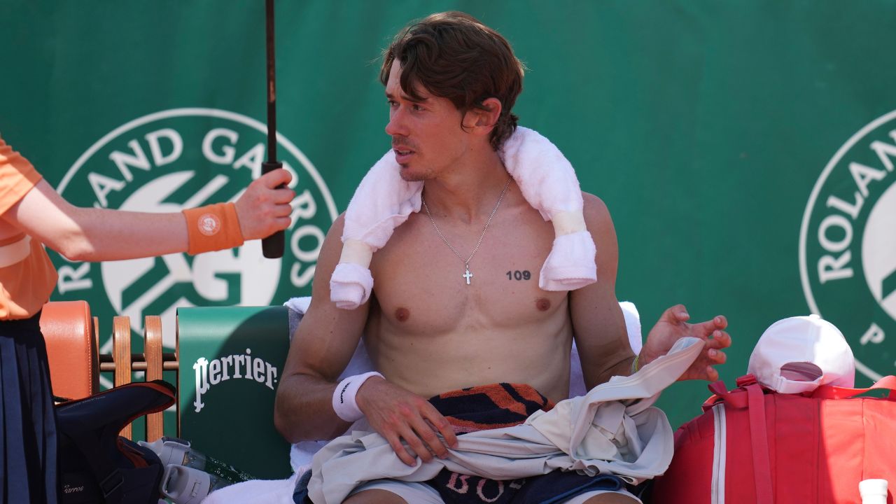 La ola de calor del Abierto de Francia afecta las canchas de arcilla y envía a los fanáticos a los aspersores
