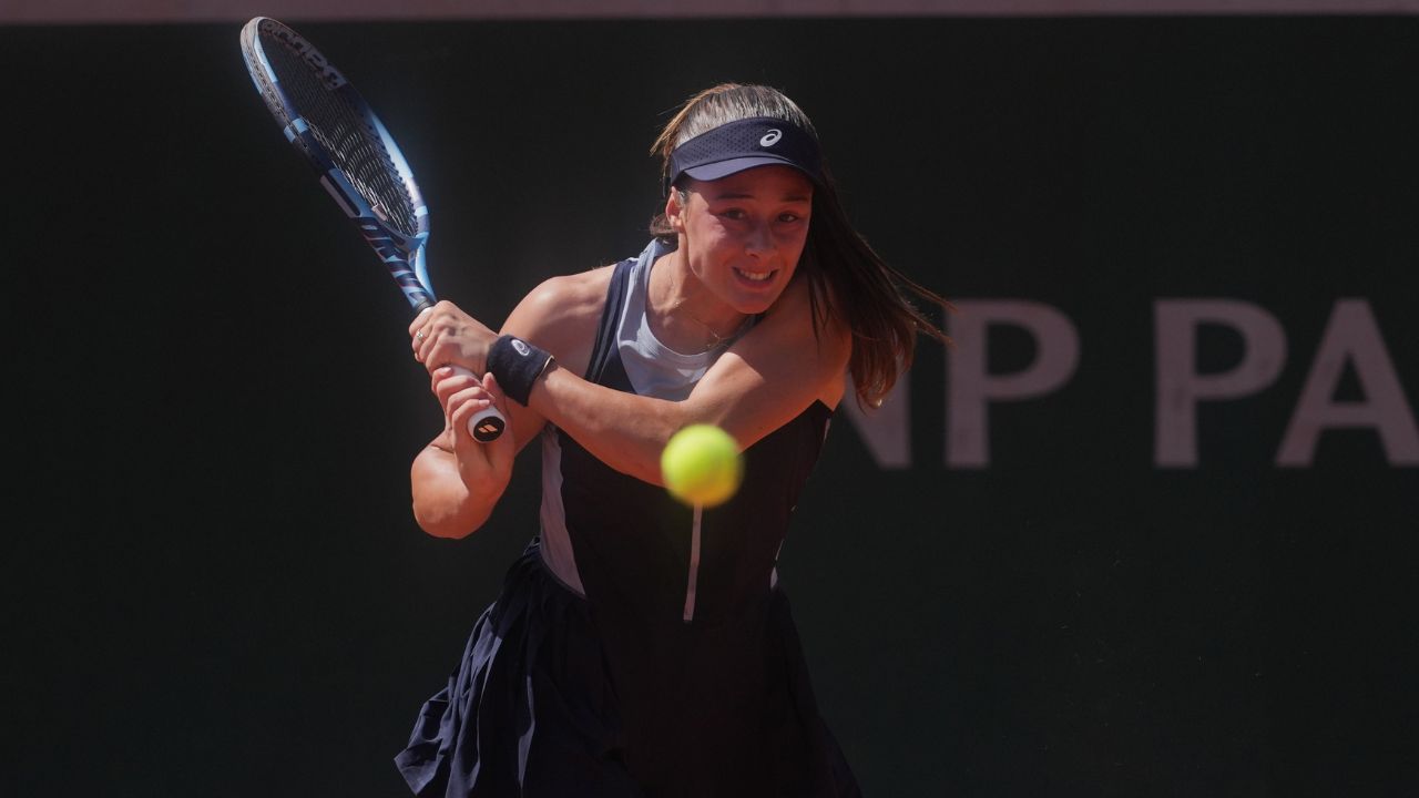 Se duplica cuando un jugador tropieza con un cartel, lo que le obliga a retirarse del Abierto de Francia