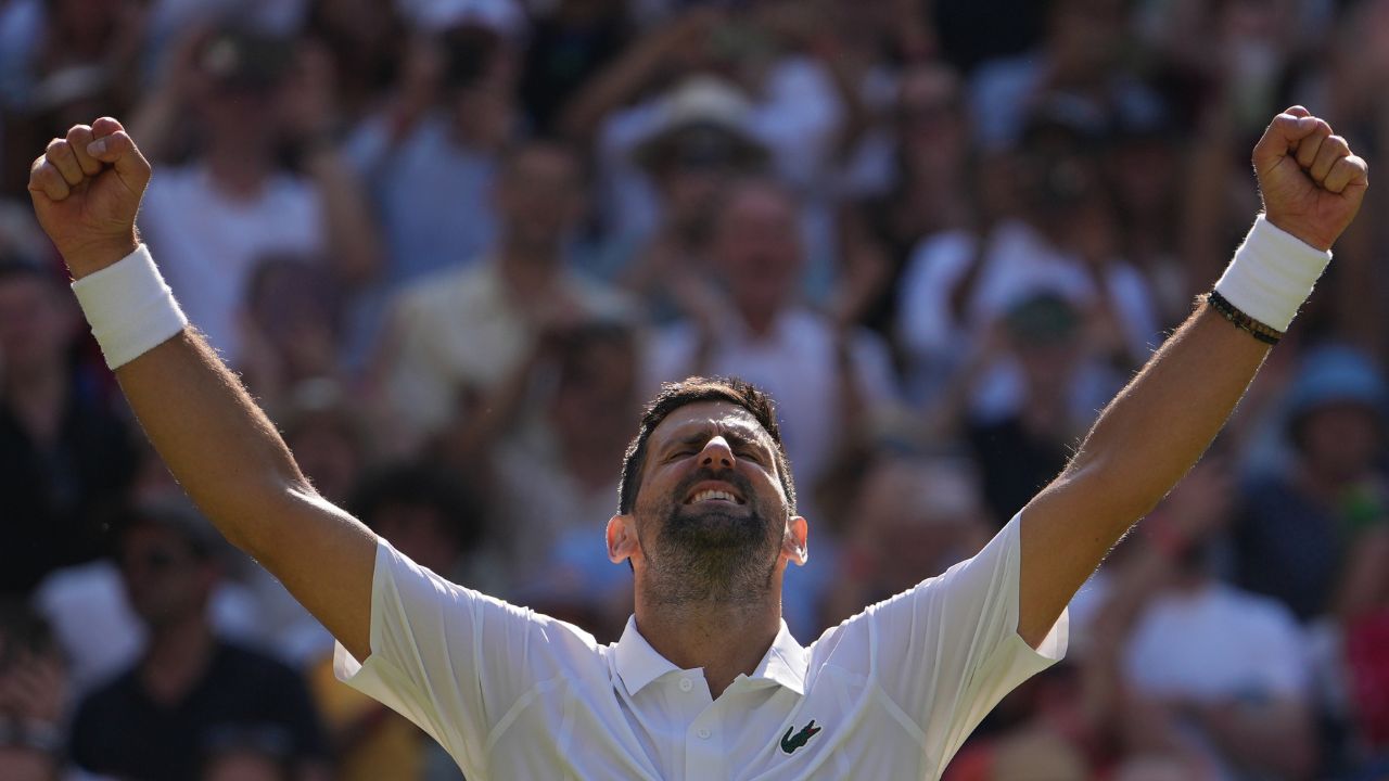 Novak Djokovic gana su partido número 105 en Wimbledon, igualando el récord de Federer