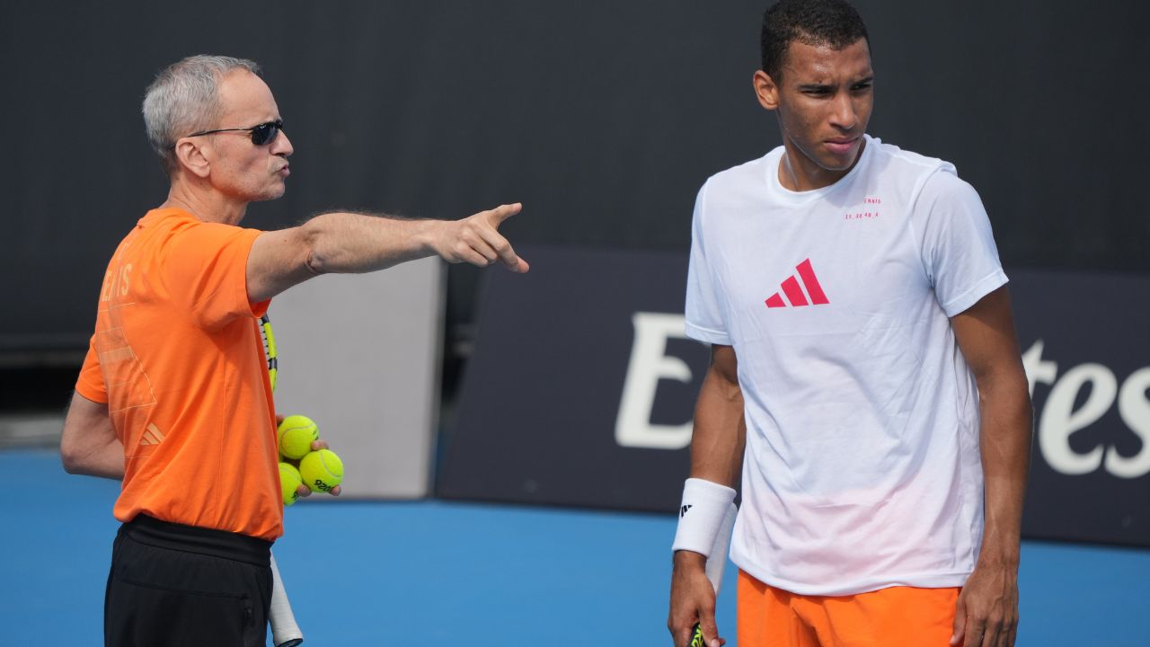 El canadiense Felix Auger-Aliassime despide al veterano entrenador Frederic Fontang