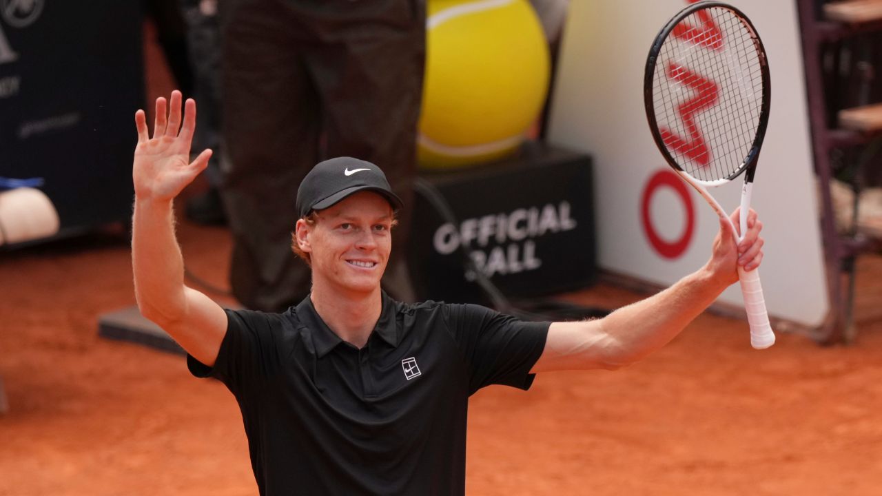 Sinner derrota a Medvedev después de una pausa por lluvia y problemas físicos antes del partido final del Abierto de Italia contra Ruud