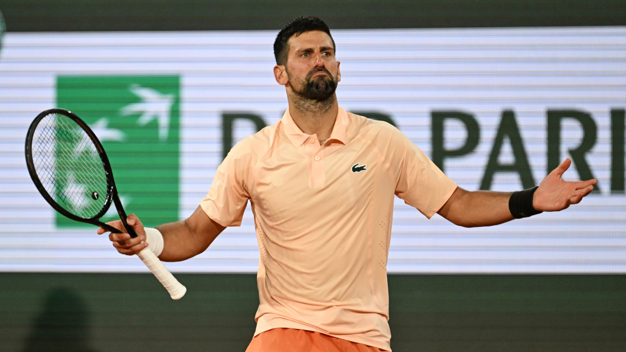 Djokovic supera un comienzo lento y una multitud hostil para ganar la primera ronda del Abierto de Francia