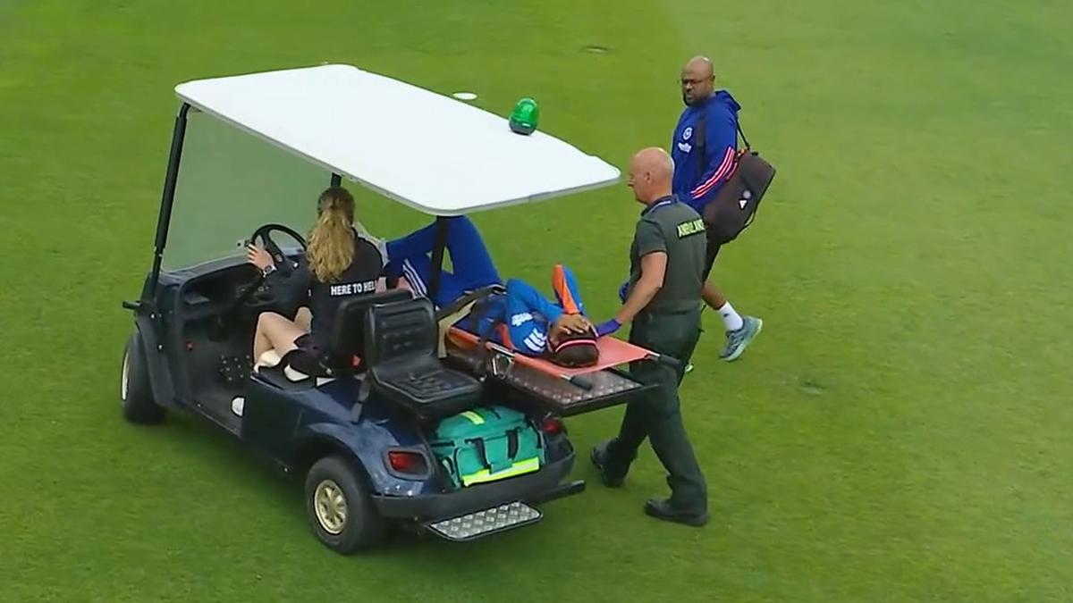 Mundial femenino T20 2026: Shreyanka Patil se lesiona el tobillo durante el partido India vs Holanda y es sacada en camilla del campo