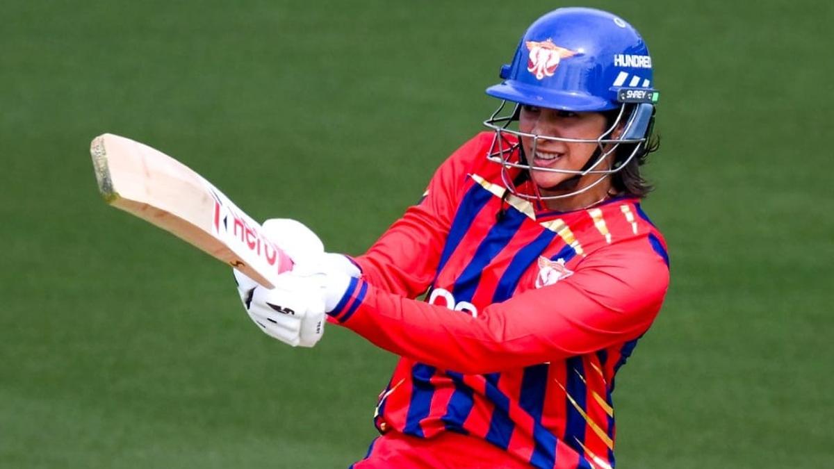 Indios en los Cien, Ronda 3: Smriti expulsado por 17, Richa pone fin a la persecución y victoria fácil para los Supergigantes