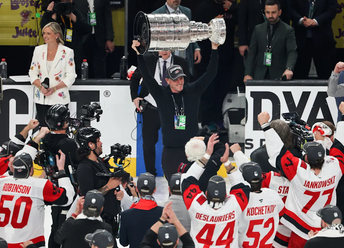 El grabado de la Copa Stanley de los Huracanes presenta los nombres de toda la familia del propietario Tom Dundon