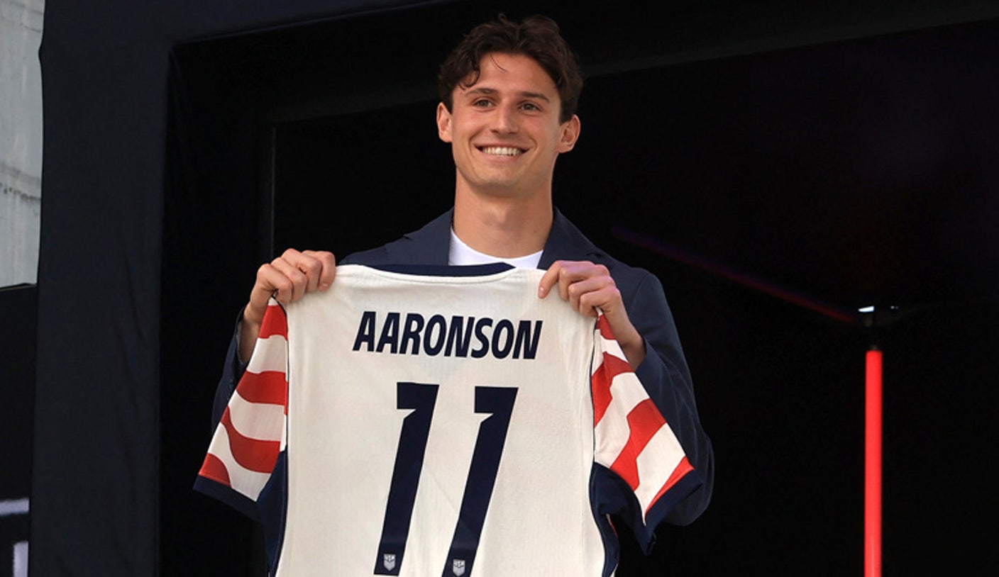 El mediocampista estadounidense Brenden Aaronson toma tiempo libre del entrenamiento para la Copa del Mundo para su boda