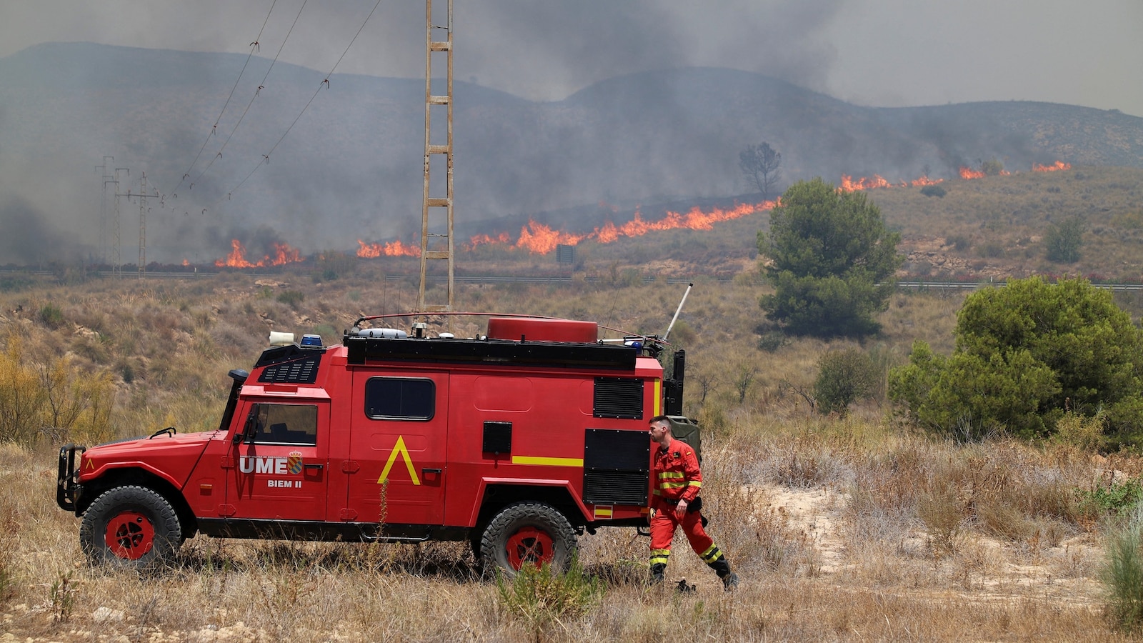 Al menos 12 muertos y 23 desaparecidos en un incendio forestal que se extiende rápidamente en el sur de España