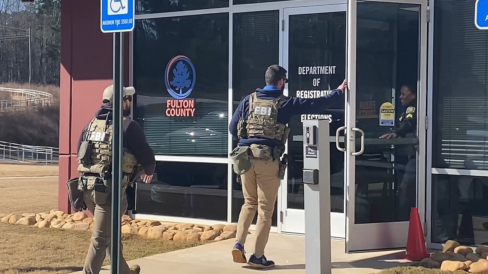 El FBI realiza una ‘actividad ordenada por el tribunal’ en un sitio electoral en Georgia