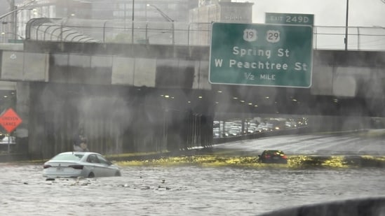Atlanta bajo advertencia de inundación repentina: videos aterradores muestran autos atrapados en la carretera mientras el agua sube