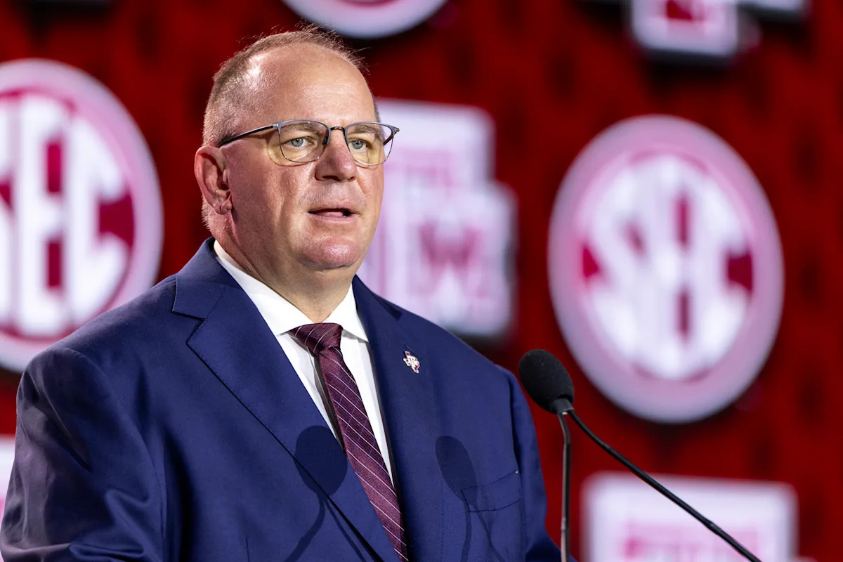 Mike Elko de Texas A&M HC sobre la motivación de sus jugadores: “Les muestro nuestra vitrina de trofeos y está vacía”