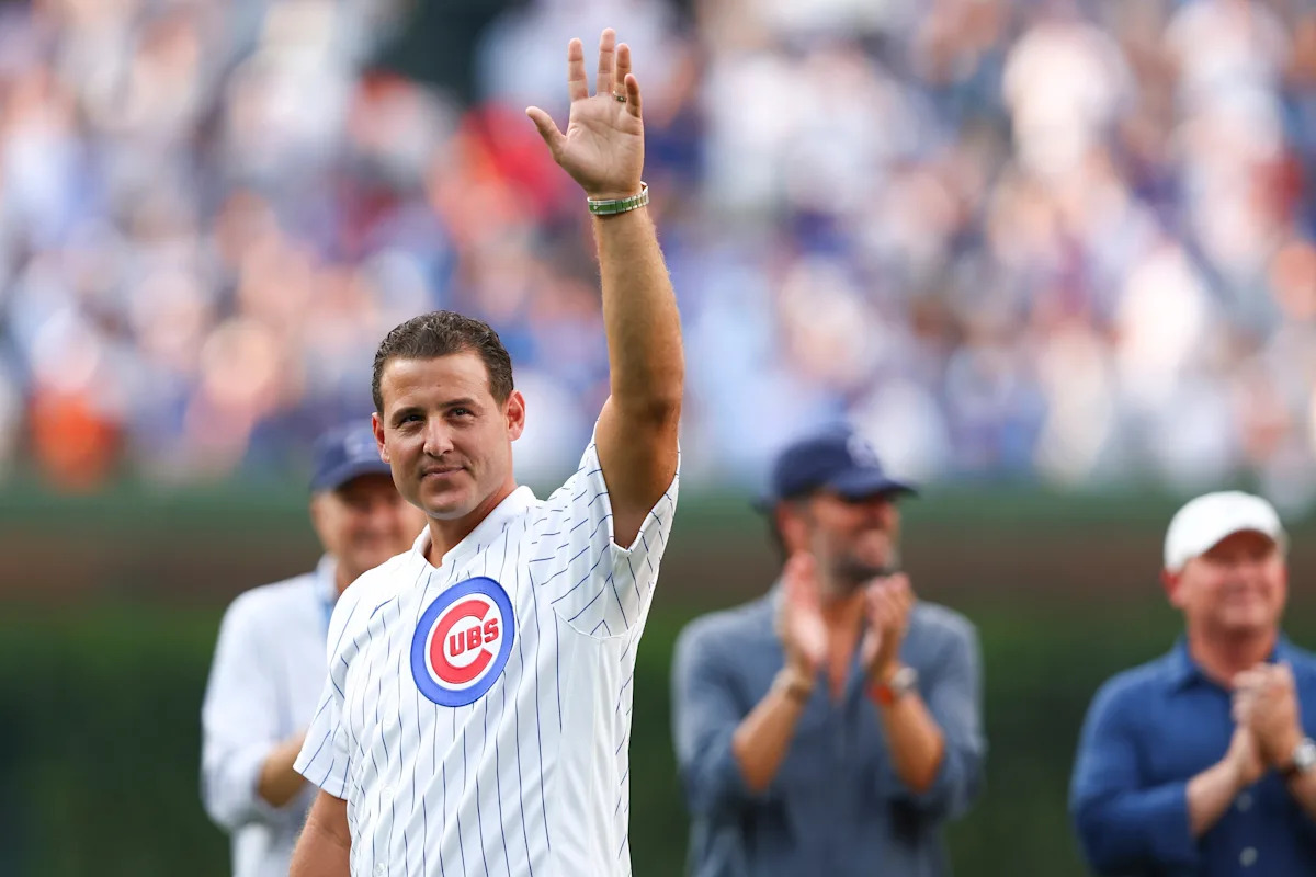 Anthony Rizzo conecta un jonrón hacia las gradas del Wrigley Field mientras los Cachorros conmemoran a los campeones de la Serie Mundial 2016