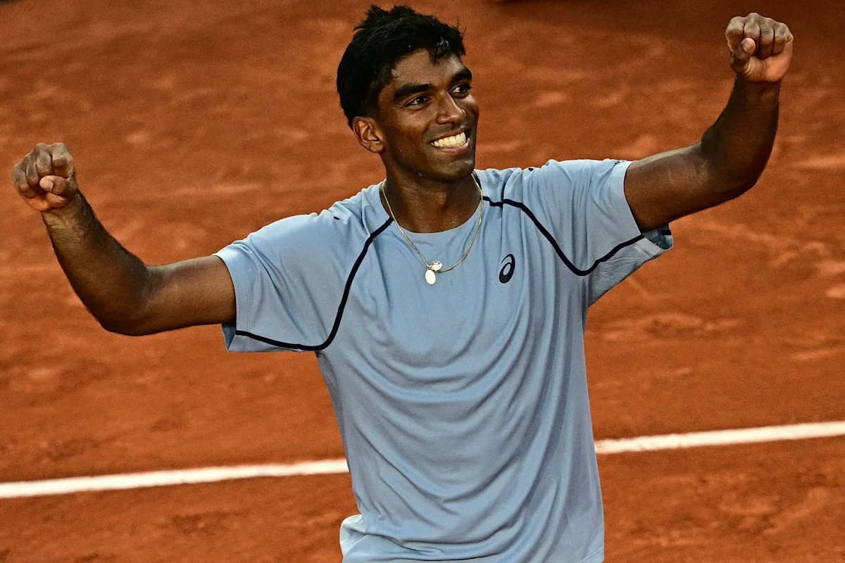 El No. 7 Taylor Fritz fue sorprendido en la primera ronda por su compatriota estadounidense Nishesh Basavareddy, haciendo su debut en el Abierto de Francia.