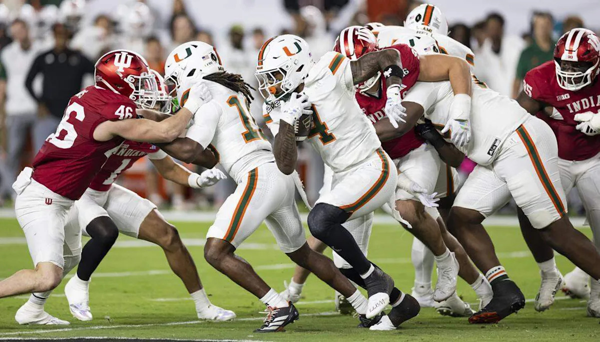 El corredor de Miami, Mark Fletcher Jr., lanza un puñetazo al jugador de Indiana después de la victoria de los Hoosiers en el campeonato nacional
