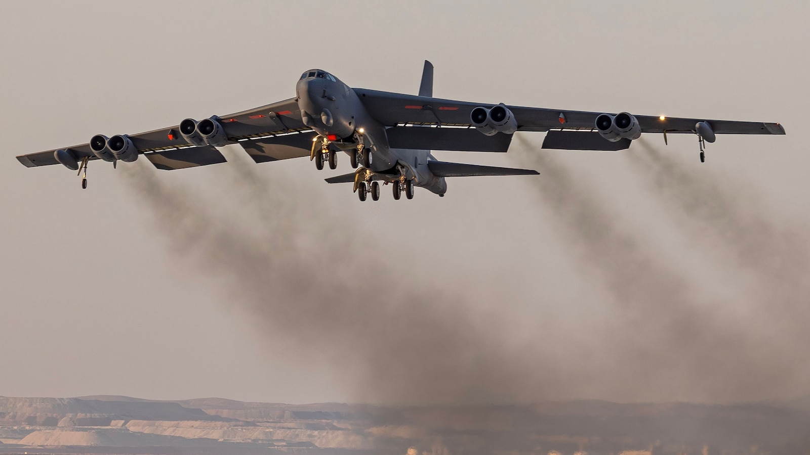 Un bombardero B-52 de la Fuerza Aérea se estrella poco después del despegue en la Base de la Fuerza Aérea Edwards en California.