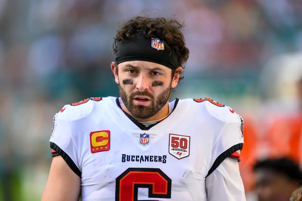 El mariscal de campo de los Bucs, Baker Mayfield, sufre lesiones en el hombro y la rodilla derechos antes del enfrentamiento de alto riesgo contra los Panthers.