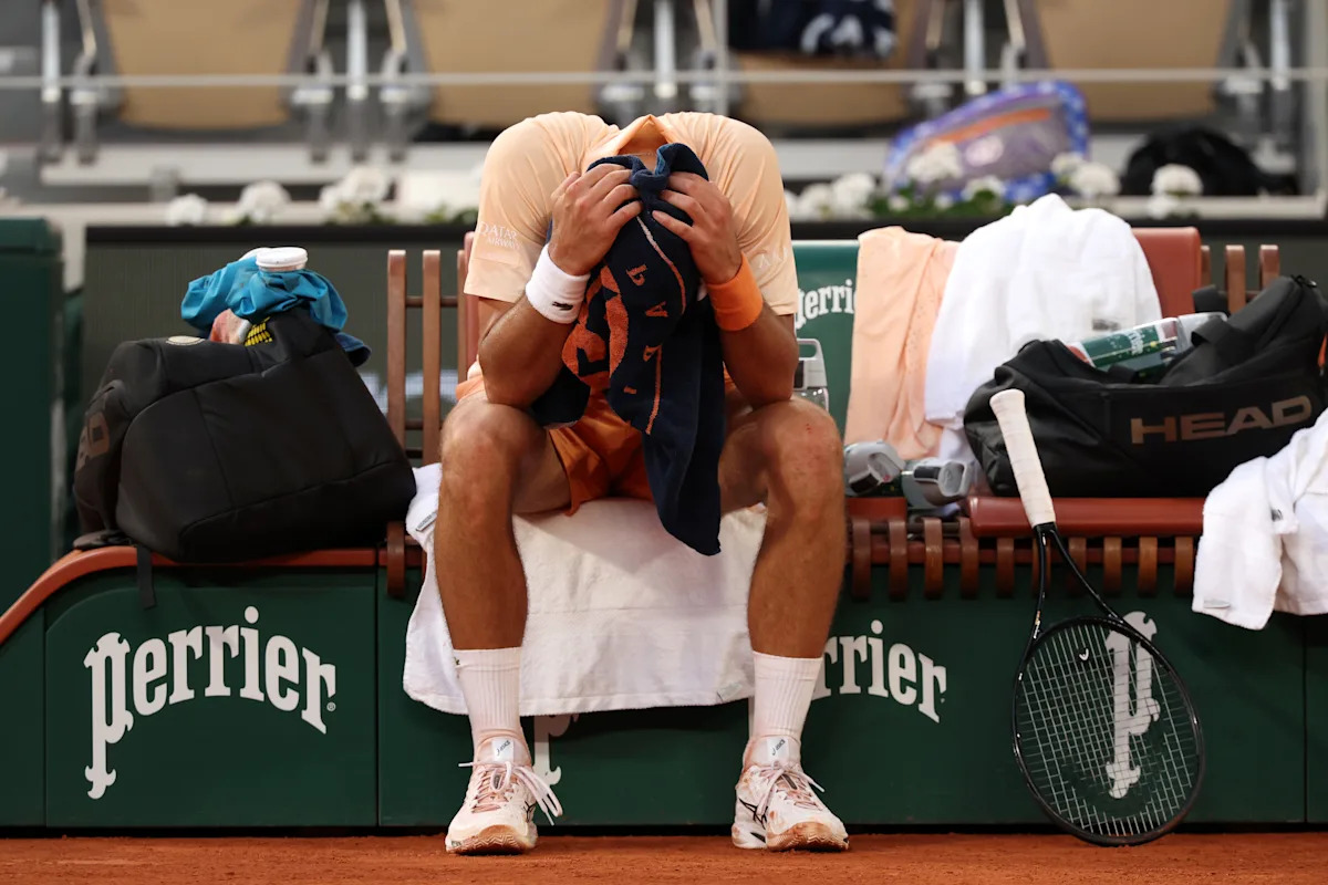 Roland-Garros: Joao Fonseca derrota a Novak Djokovic en tercera ronda mientras los favoritos siguen cayendo