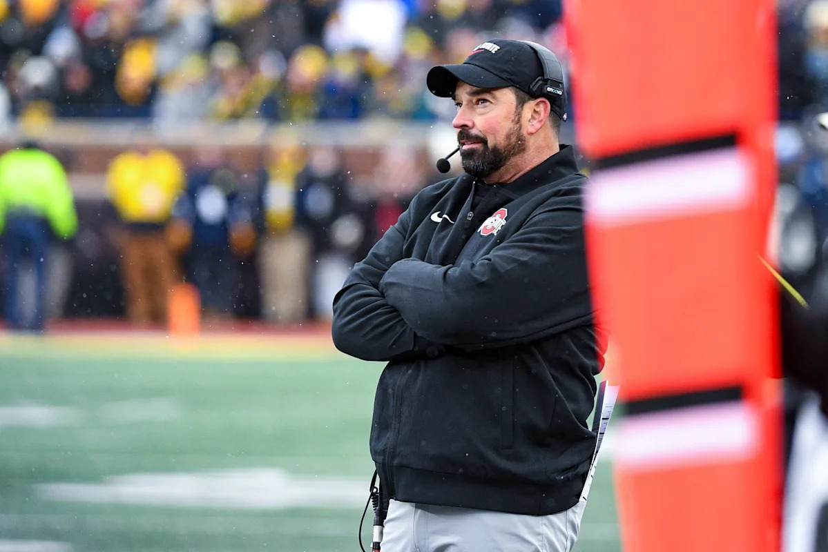 Ryan Day compara el fútbol universitario actual con la era de los dinosaurios: “O te adaptas o mueres”