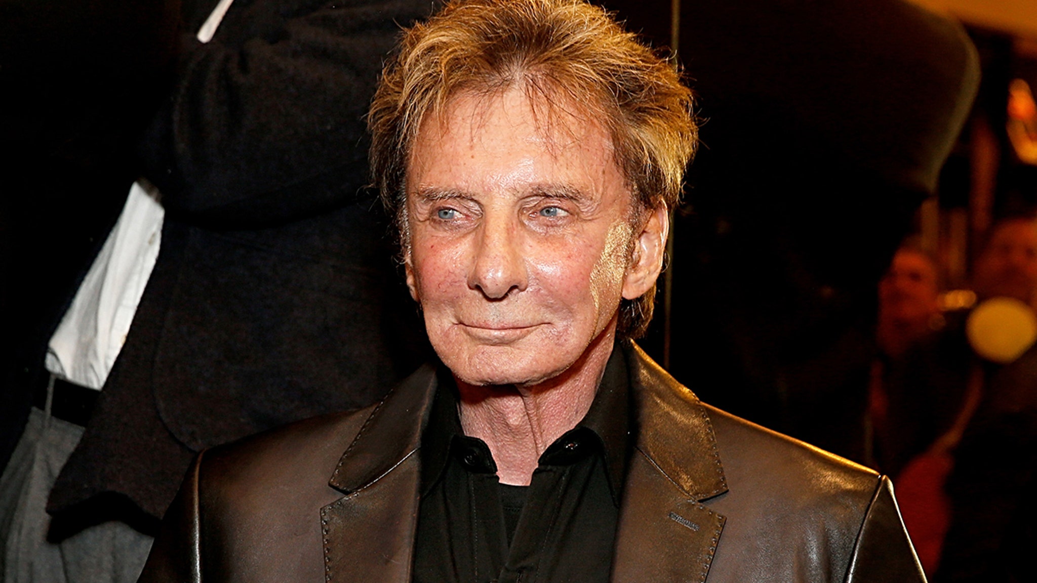 Barry Manilow reprograma sus conciertos en medio de la rehabilitación tras una cirugía de cáncer de pulmón