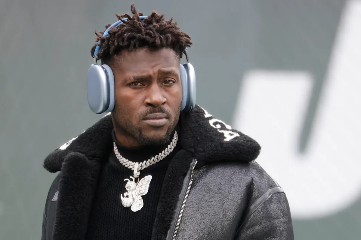 Antonio Brown se declara inocente del cargo de intento de asesinato tras su extradición de Dubai a Miami