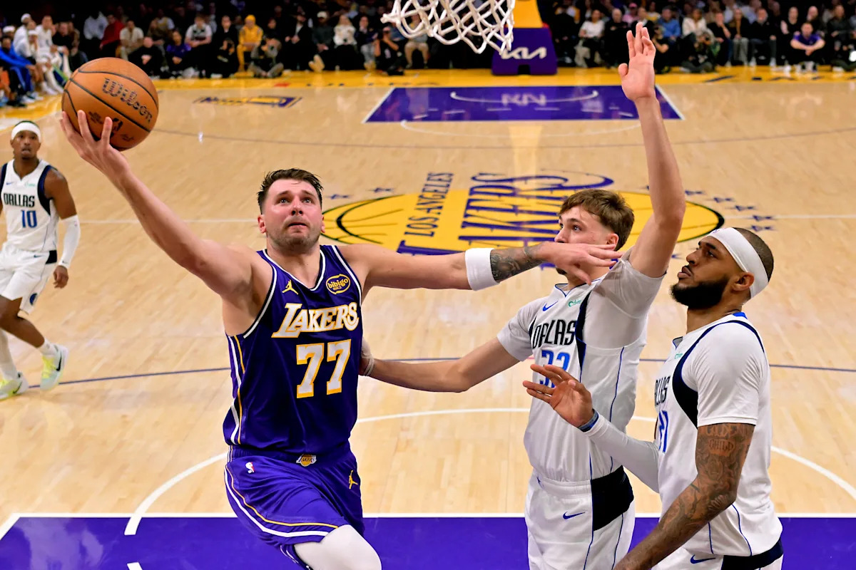 Luka Dončić de los Lakers muestra sus habilidades de MVP contra los Mavericks en su primer encuentro con Cooper Flagg