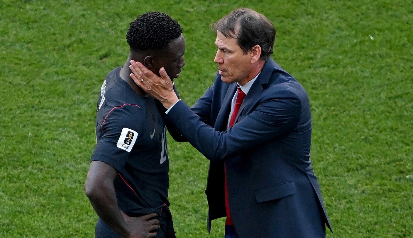 El técnico belga Rudi García elogió el elegante momento post partido de Folarin Balogun