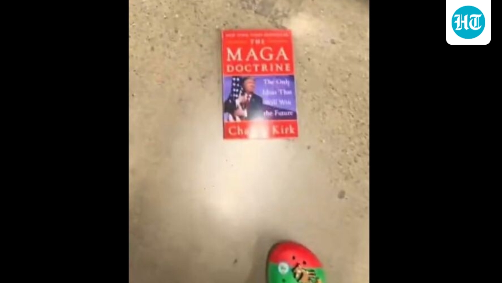 Una mujer agarra el libro de Charlie Kirk y lo arroja debajo del estante de una tienda estadounidense, un vídeo viral provoca una reacción violenta: “Hay que prohibirlo…”