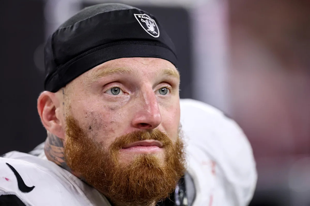 Maxx Crosby juega baloncesto y publica fotos en trampolín después de que los Raiders lo cerraran por una lesión en la rodilla