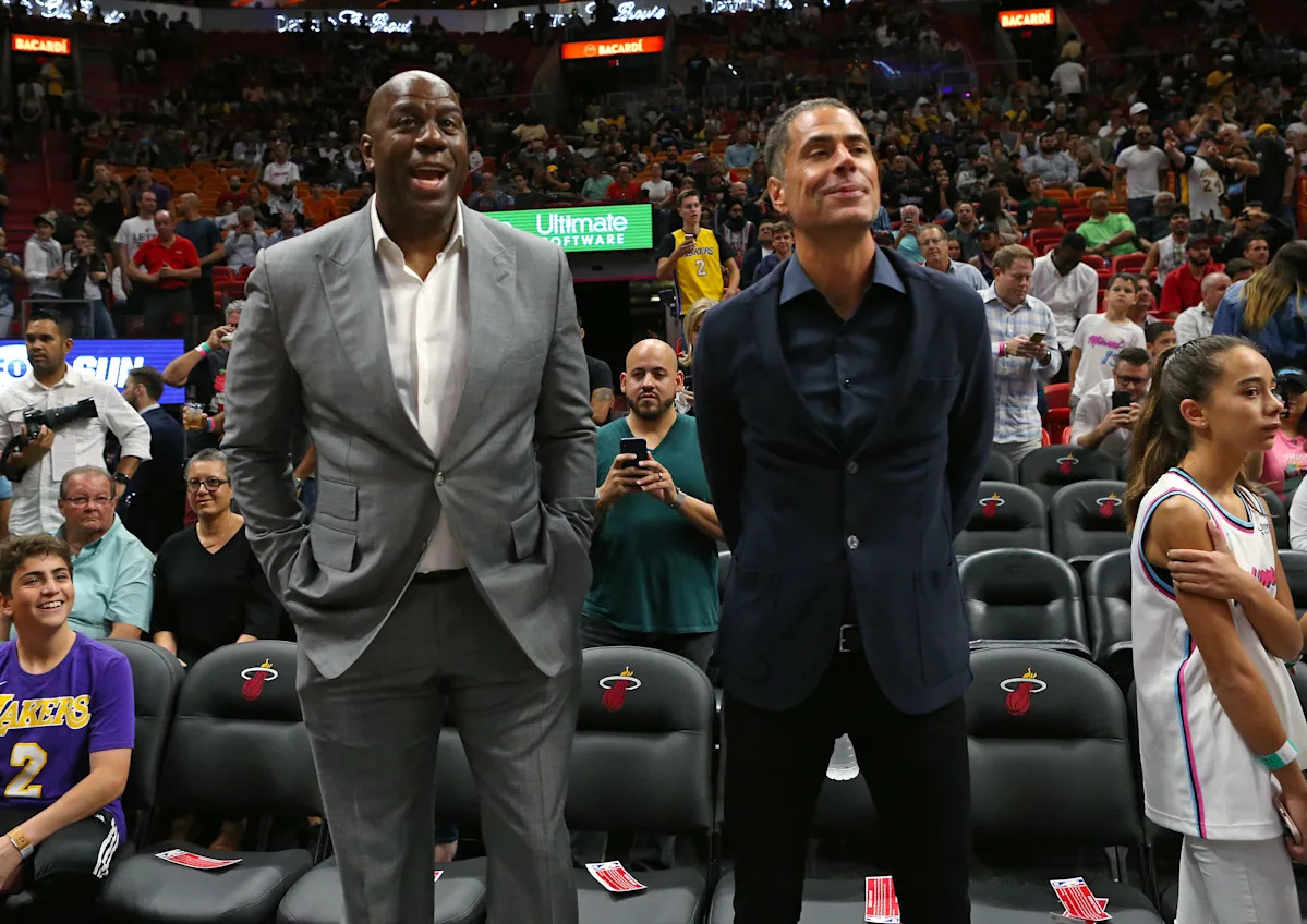 El nuevo presidente comercial de los Lakers dice que el equipo retendrá a Rob Pelinka, con Magic Johnson y los principales ejecutivos de los Dodgers involucrados