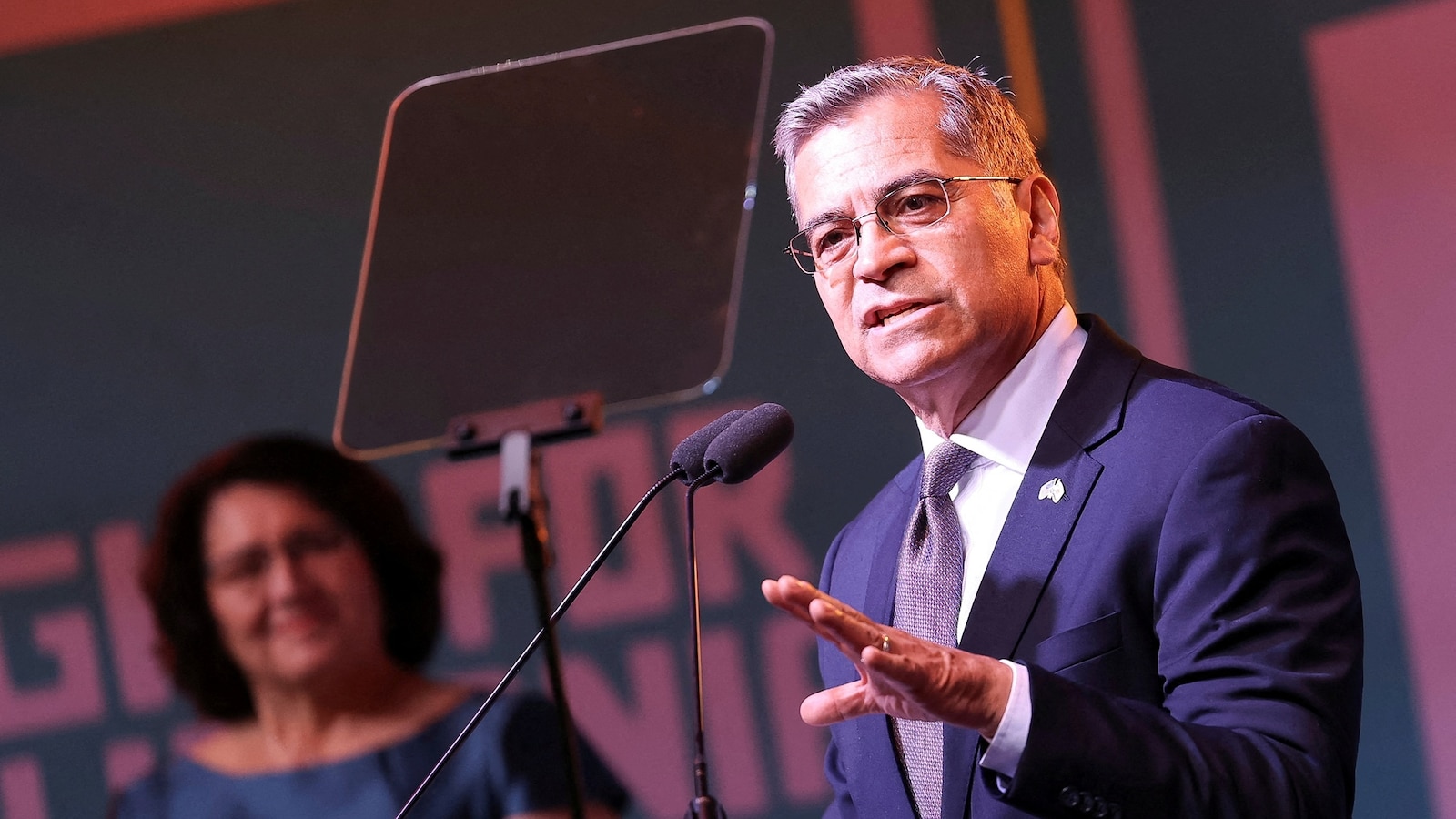 El demócrata Xavier Becerra avanza a las elecciones generales en la carrera por gobernador de California, proyecta AP
