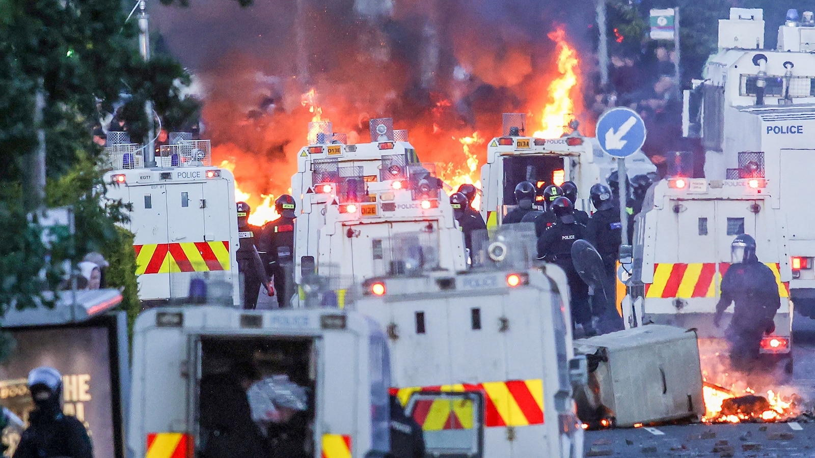 Se llama a más agentes mientras los disturbios violentos en Belfast continúan una noche más