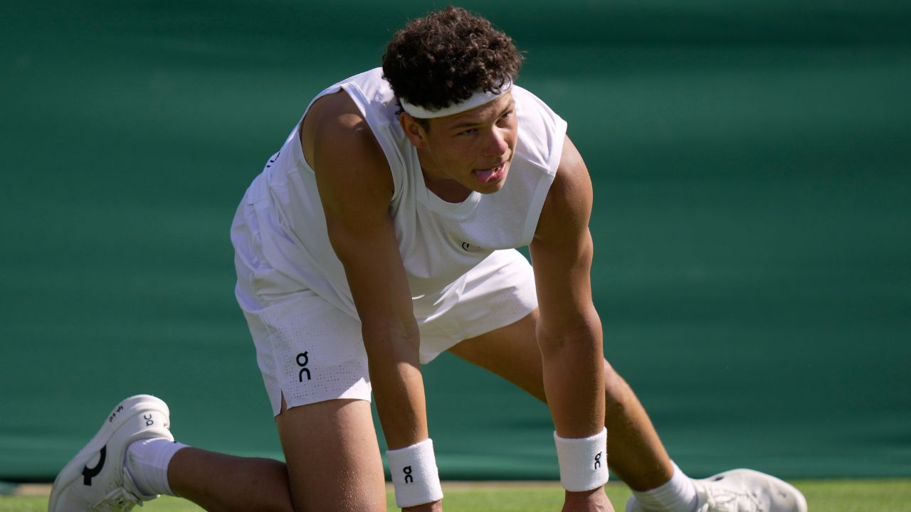 Shelton molesto con Virtanen no cabeza de serie en Wimbledon después de desperdiciar un punto de partido