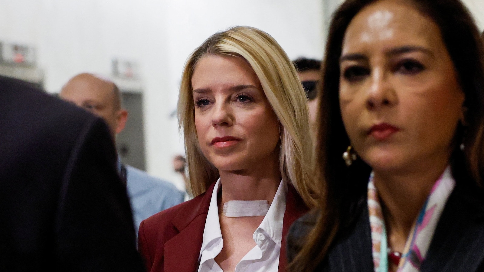 Bondi invocó privilegio y se negó a responder preguntas sobre interacciones con Trump por los archivos de Epstein