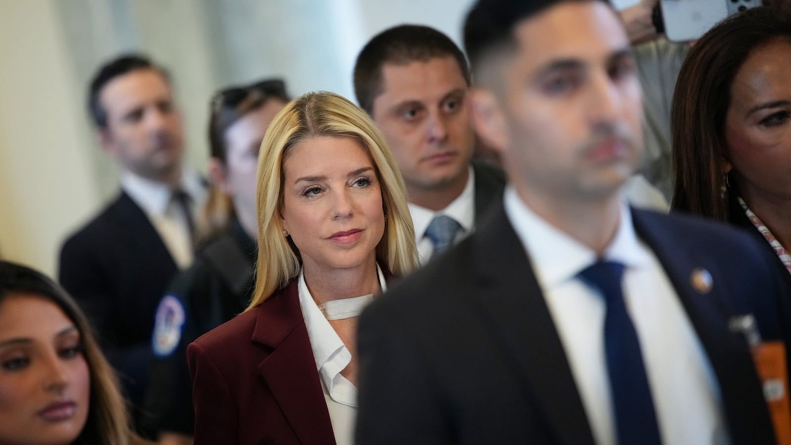 Pam Bondi le dice al Comité de Supervisión de la Cámara de Representantes que el Departamento de Justicia publicó todos los archivos de Epstein solicitados