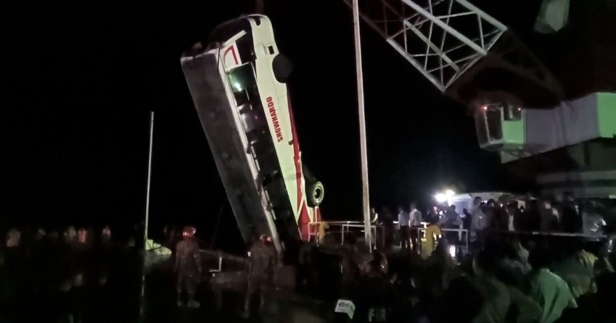 bus_crash-axs0l0.jpg