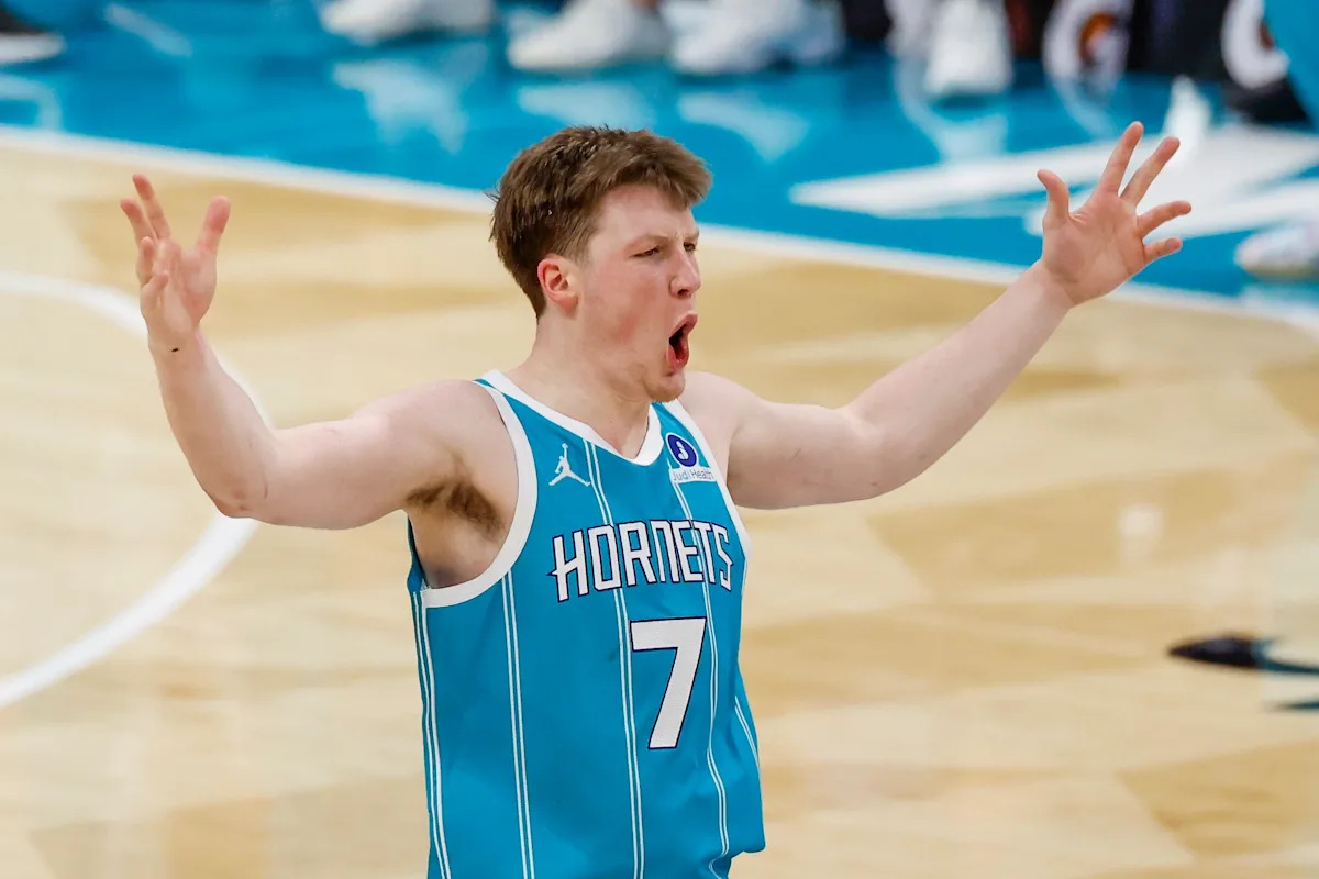 Kon Knueppel de los Hornets bate el récord de novato de la NBA de triples anotados en una sola temporada