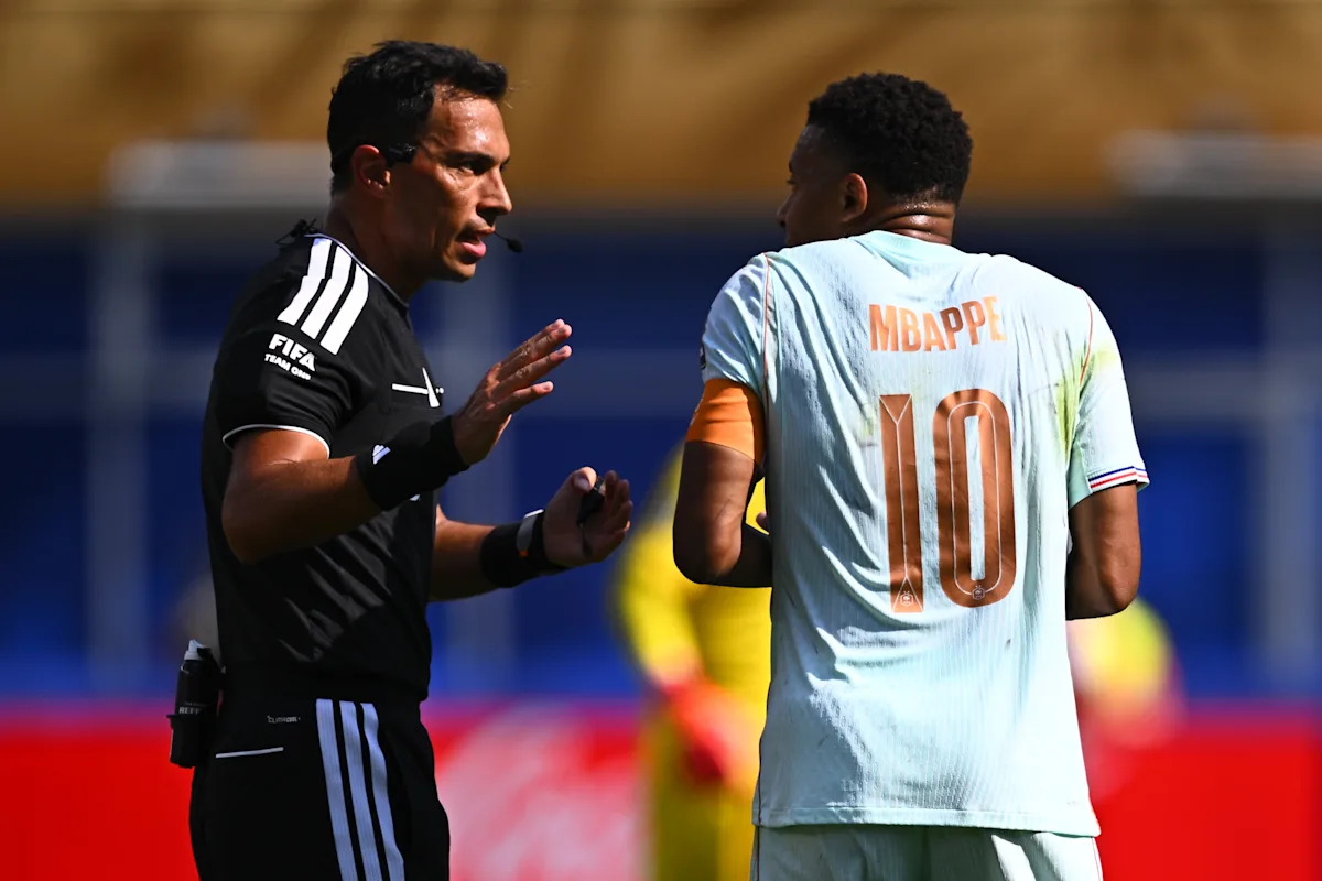 Kylian Mbappé enfurece después de una larga revisión del VAR antes de fallar el primer penalti en la Copa del Mundo