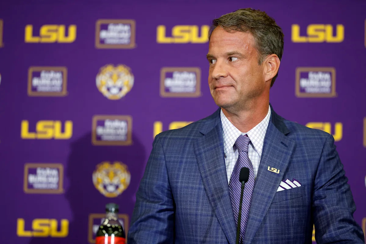 Lane Kiffin promociona NIL dinero en LSU para su propio contrato como motivación para dejar Ole Miss, afirmando repetidamente que los fanáticos de Oxford intentaron sacarlo de la carretera.