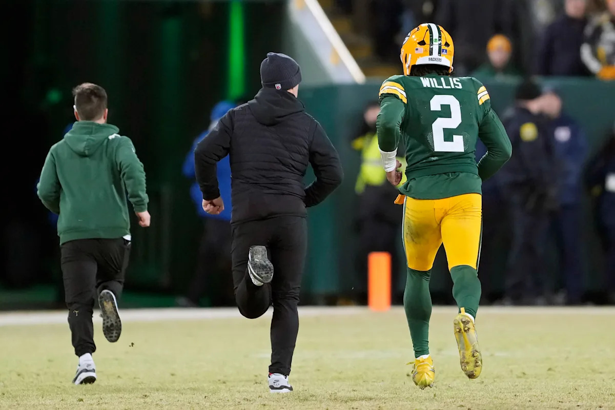El mariscal de campo de los Packers, Malik Willis, deja la derrota ante los Ravens temprano después de volver a lesionarse el hombro en un tiro.