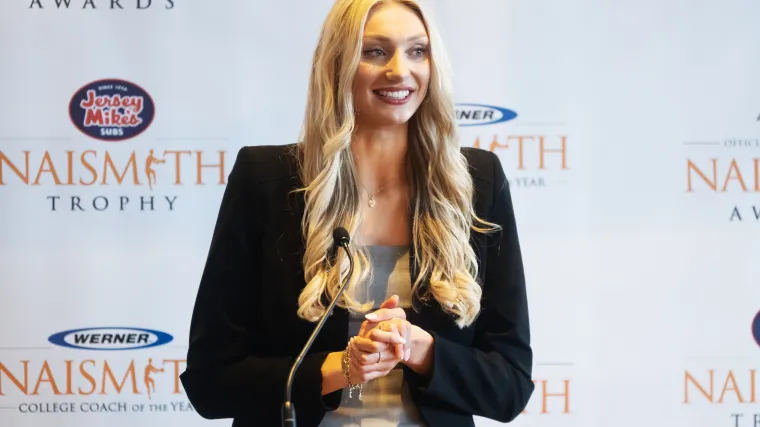 El impecable Cameron Brink hace alarde de un paquete de 8 flexiones en el bikini SI Swim String