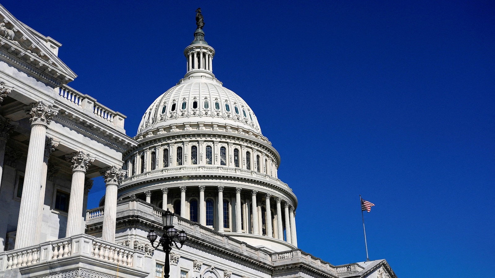 El Congreso aprueba una resolución sobre poderes de guerra y ofrece una rara reprimenda a Trump
