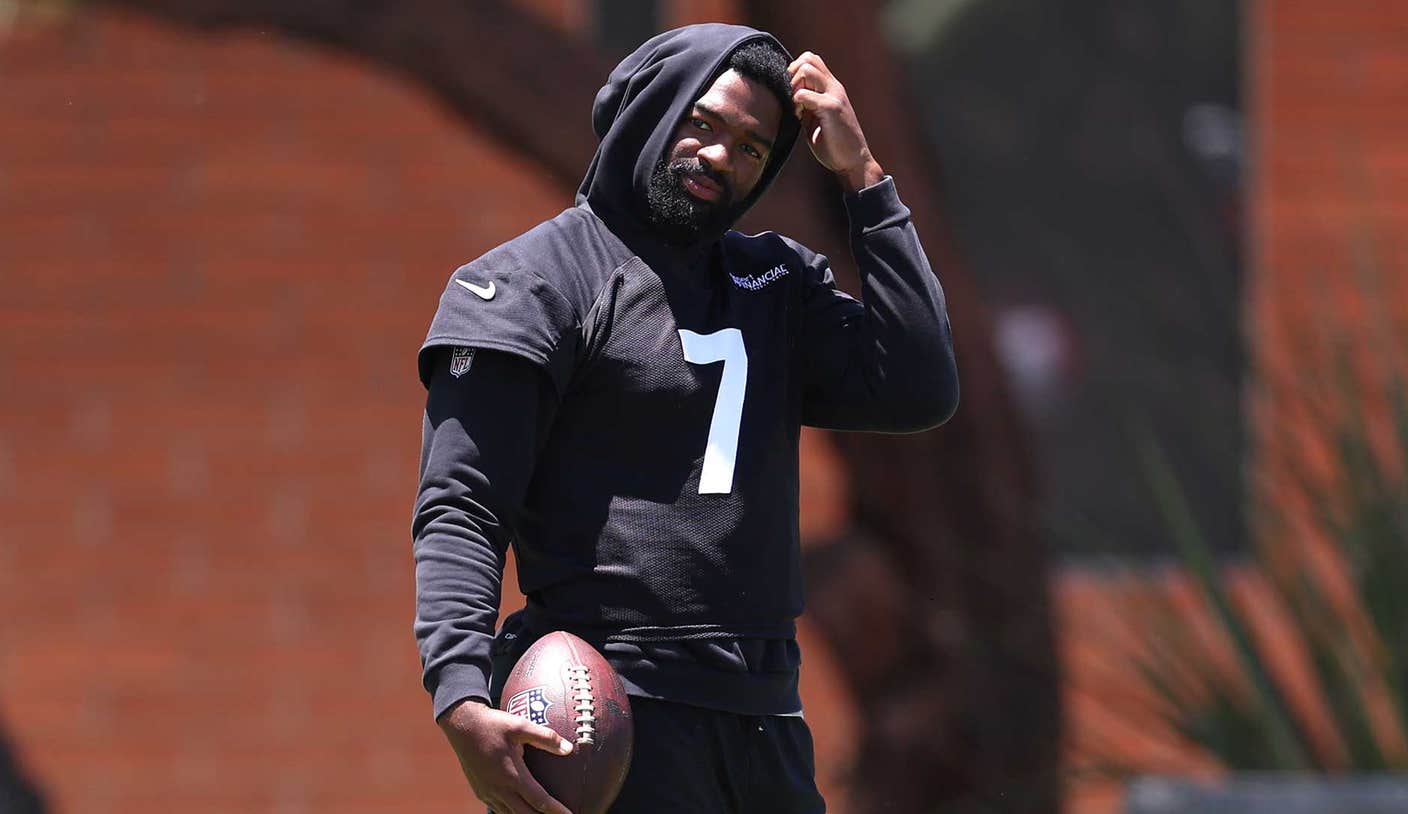 Jacoby Brissett acuerda reelaborar contrato de un año y $15.5 millones con Cardinals