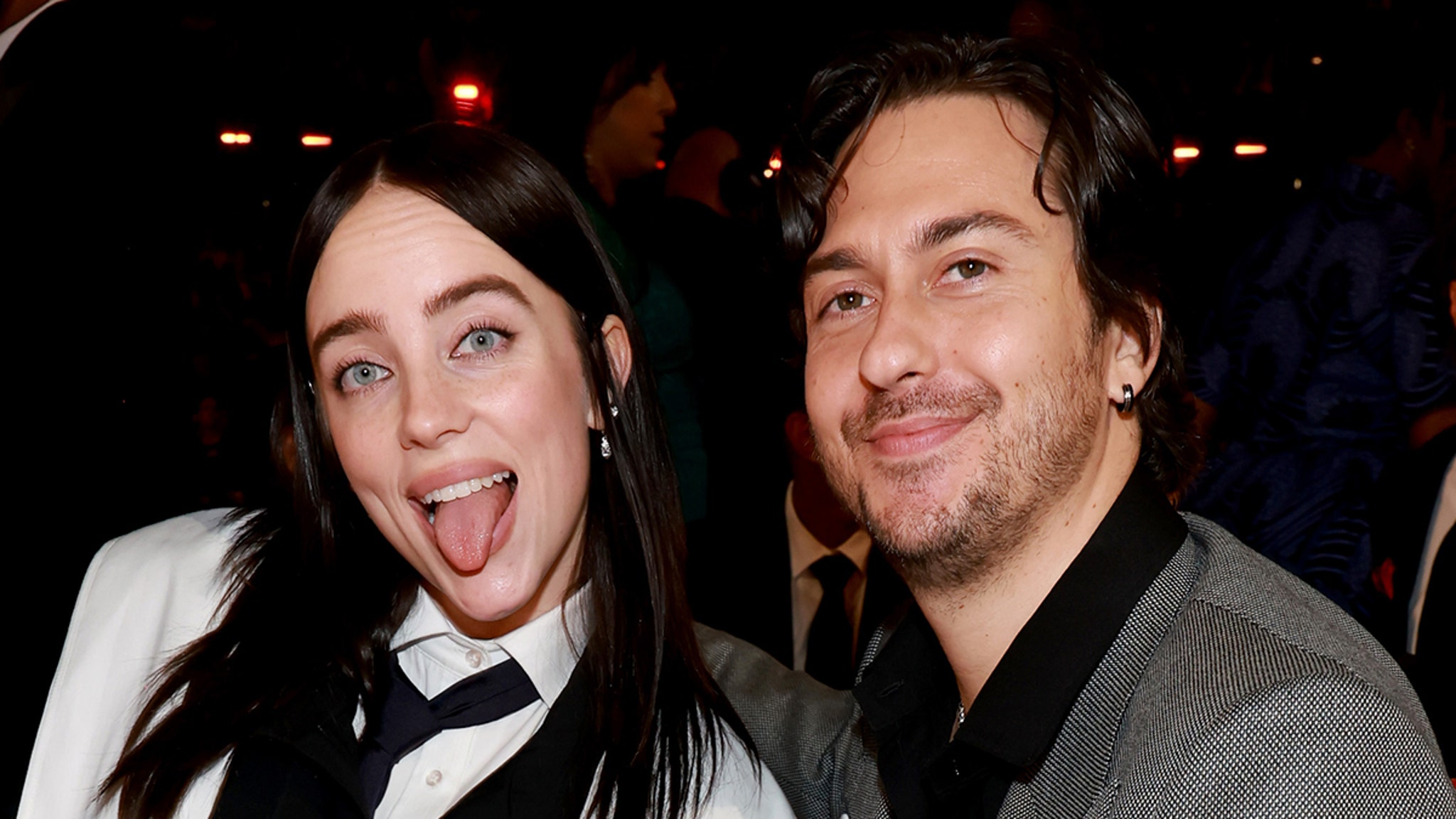 Billie Eilish alimenta los rumores de compromiso con rock masivo en los Grammy