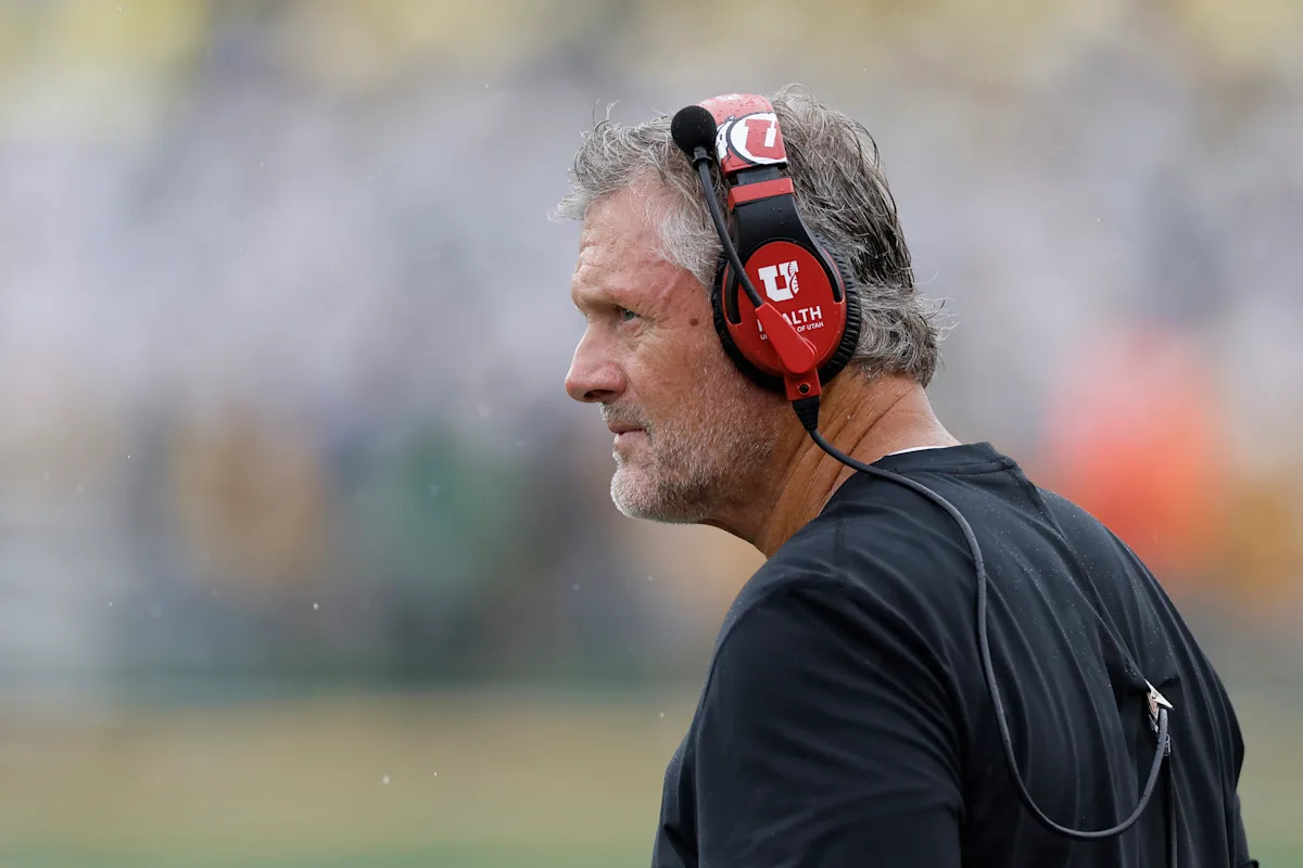 El nuevo entrenador de Michigan, Kyle Whittingham, dice que se apoyó en Urban Meyer para pedirle consejo al personal: “No sé si esa es una palabra de cuatro letras en esta sala o no”.