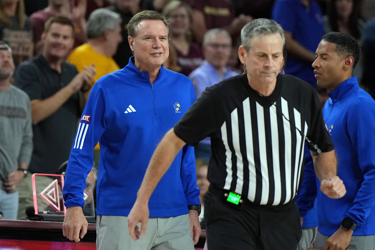 El entrenador de Kansas, Bill Self, fue expulsado después de criticar a los árbitros por una falta sobre Darryn Peterson durante el partido contra Arizona State.