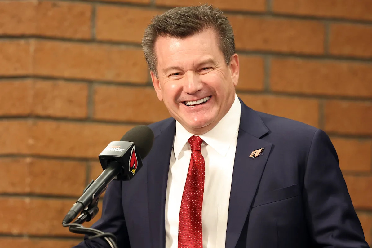 El propietario de los Cardinals, Michael Bidwill, ofrece habitación de hotel a la futura novia que preguntó sobre la ‘suite de bodas de sus sueños’