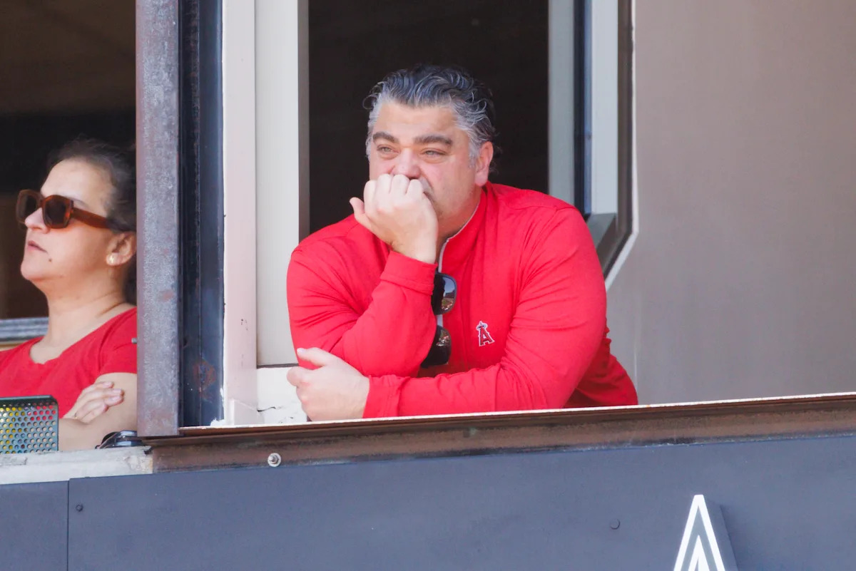 Los Angelinos despiden al gerente general Perry Minasian y contratan al ex gerente de los Cardenales, John Mozeliak, para un puesto interino