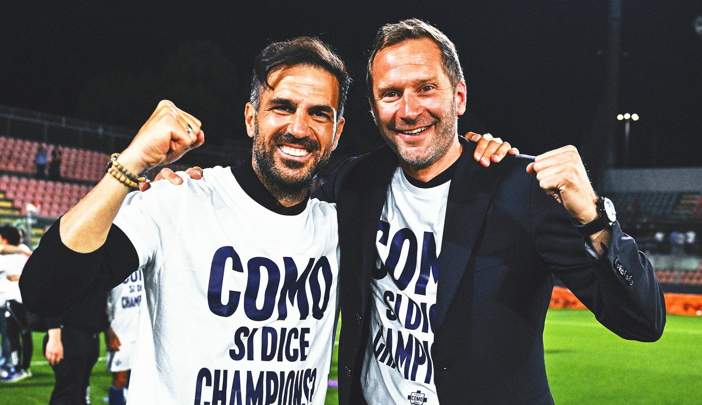 El técnico del Como, Cesc Fábregas, felicita a los jugadores tras conseguir la plaza en la Liga de Campeones