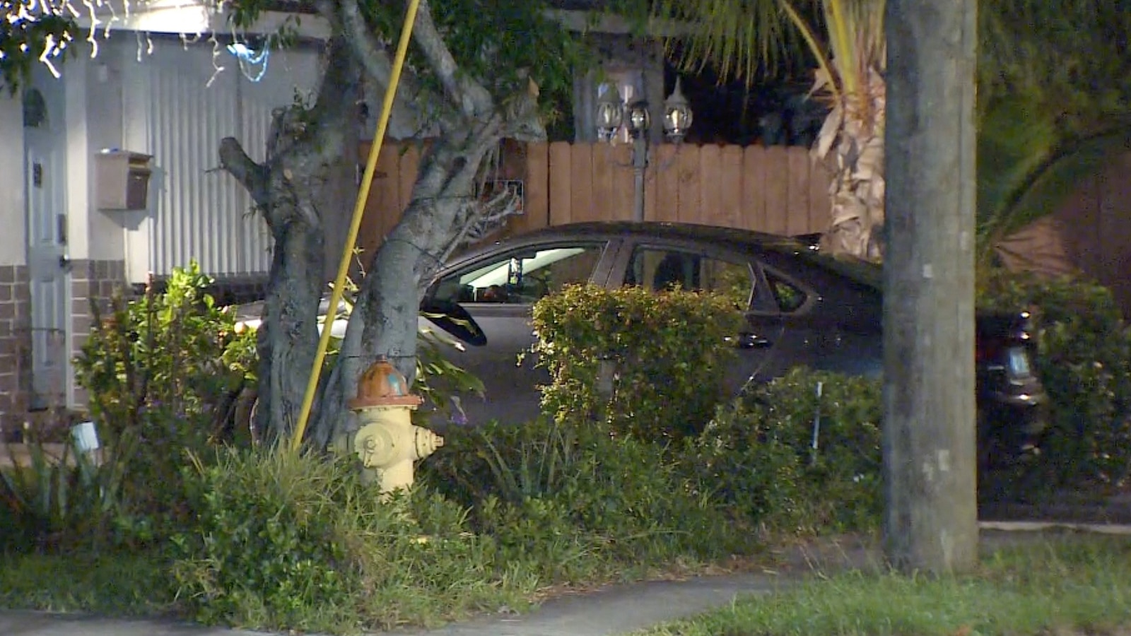 Niña de 2 años muere después de ser abandonada en un auto caliente mientras cuidaba a una niñera, dice la policía de Florida