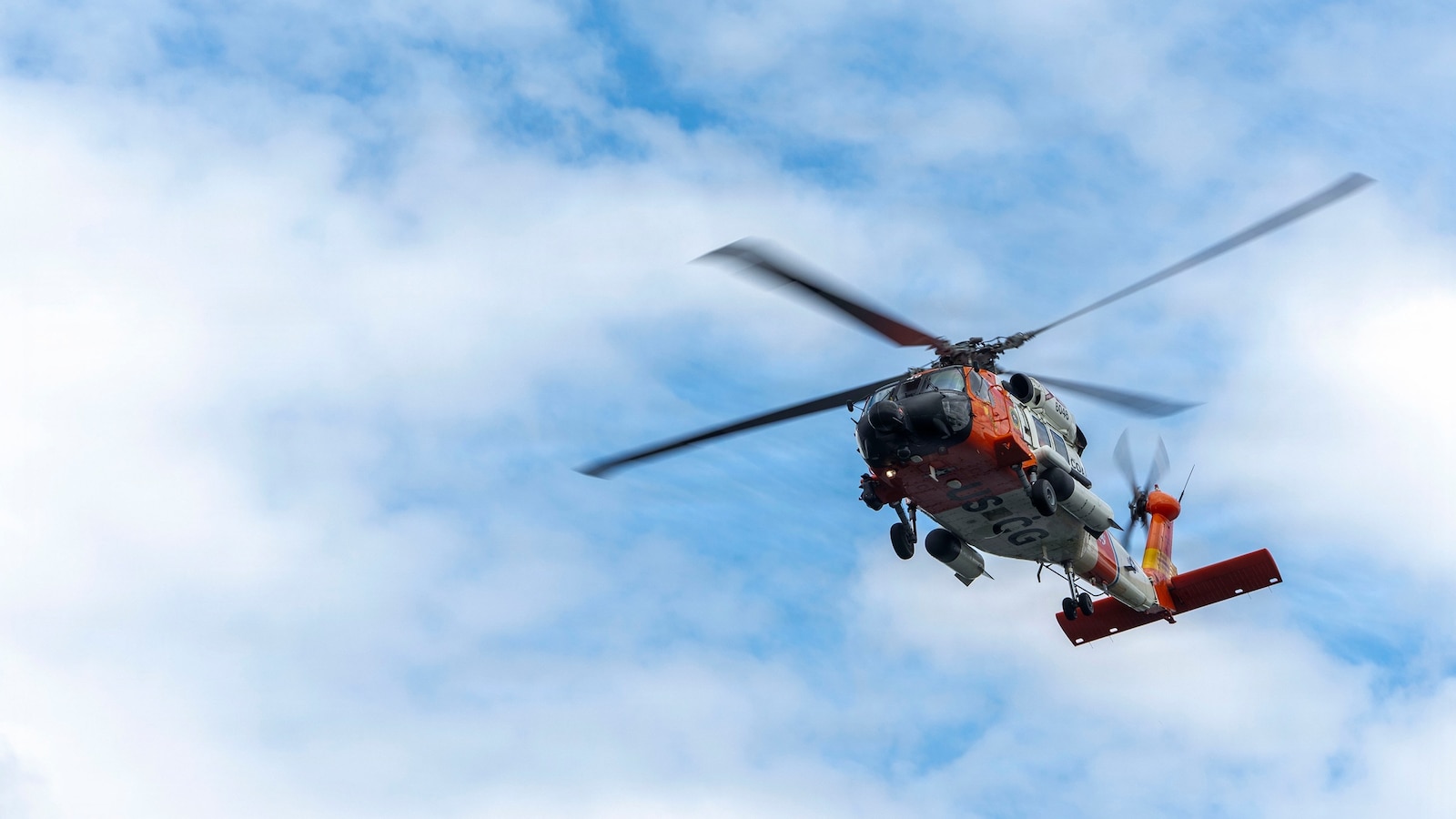 Un helicóptero de la Guardia Costera de EE. UU. se estrella en Alaska (USCG)