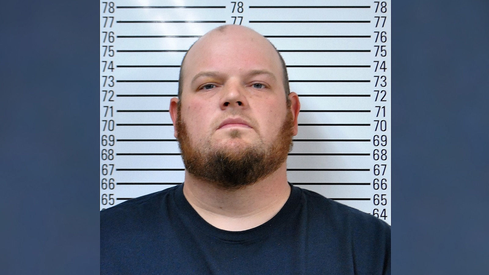 Hombre de Oklahoma practicando tiro al blanco en su patio trasero acusado de matar a una mujer a unas cuadras de distancia